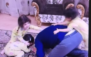 گاهی “کودک” باش؛ جدی بودن  را فراموش کن بزرگتر که می شوی  زیباتر “سخن” می‌گویی…