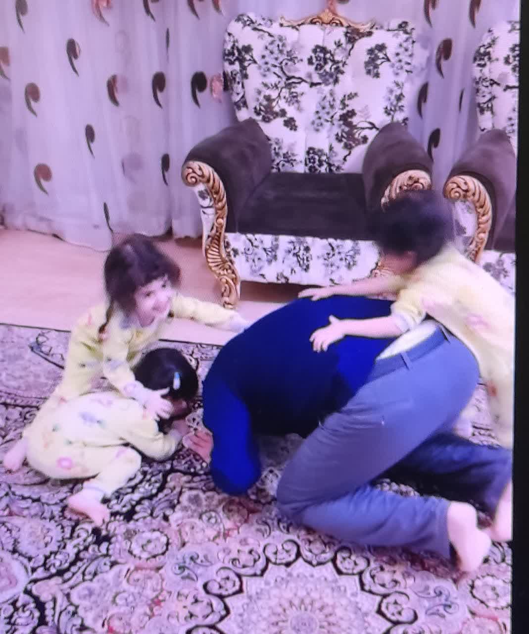 گاهی “کودک” باش؛ جدی بودن  را فراموش کن بزرگتر که می شوی  زیباتر “سخن” می‌گویی…