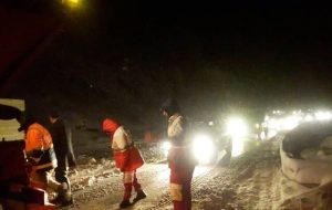 امدادرسانی به ۶۸ خودرو و بیش از ۳۳۰ فرد گرفتار شده در محورهای برفگیر ایلام