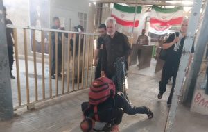 سجده شکر بر خاک مهران؛ نخستین گام زائر در آغوش وطن سجده شکر بر خاک مهران؛ نخستین گام زائر در آغوش وطن